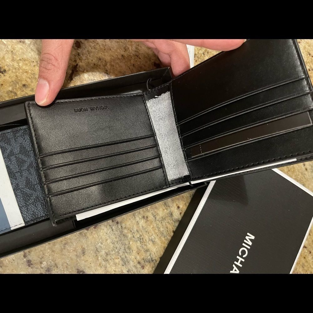 New 🧔🏽‍♂️ Mk mens gift set  double wallets - Picture 8 of 9